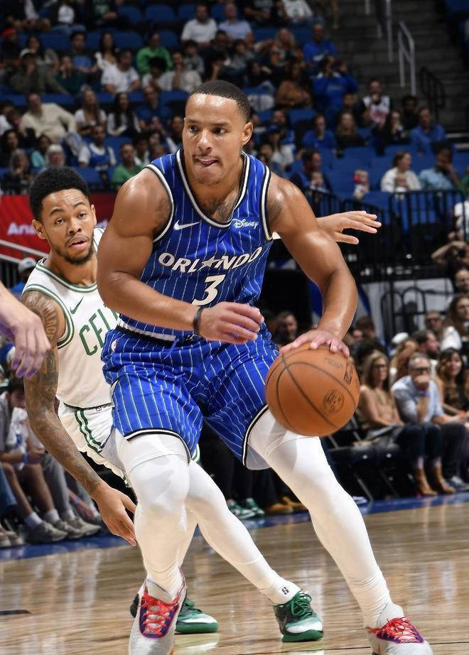 包含赛后波士顿凯尔特人调整名单以备CBA季后赛，外线爆发环节打磨，赛场秩序良好，团队化学反应显著的词条